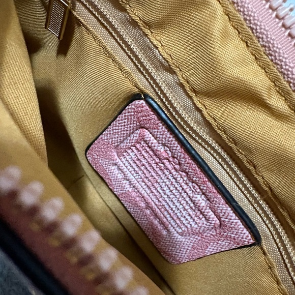 Pink Coach crossbody bag with matching wallet and card holder
brand new - Picture 2 of 4